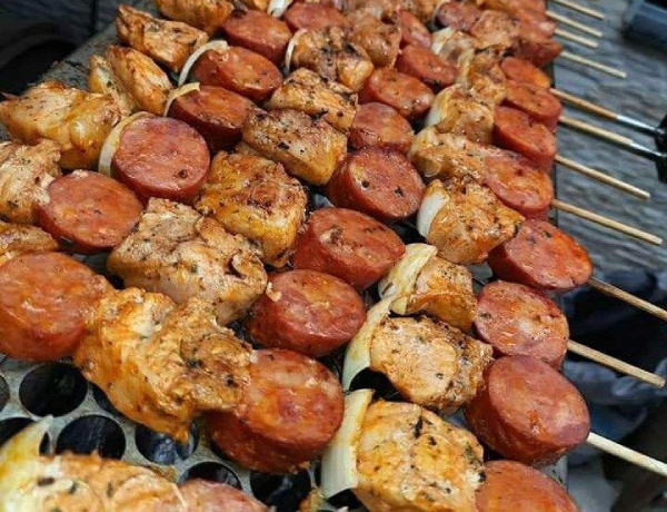 Brochetas de pollo y chorizo